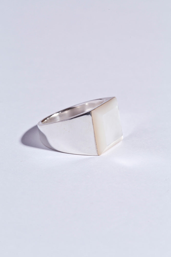 simmon SV & SHELL CUT SIGNNET RING white butterfly shell ring