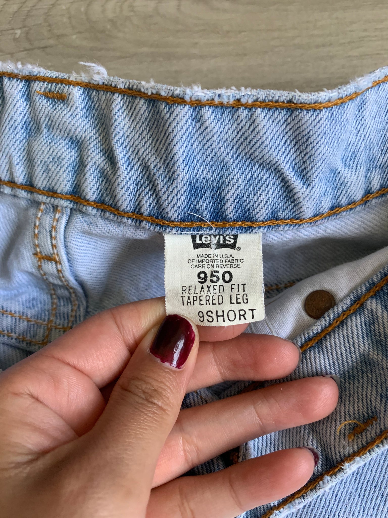 Vintage Levi's 950 Relaxed Fit/Tapered Leg (Waist28) – Secondhand Cemetery