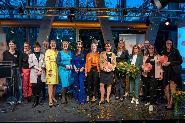 Gruppenfoto der Jury, Gewinner*innen und Bundesministerin Lisa Paus beim Equal Pay Award