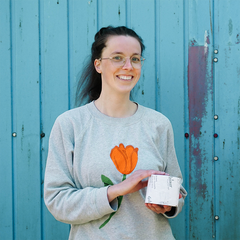 Maike mit einer Rolle Klopapier in der Hand