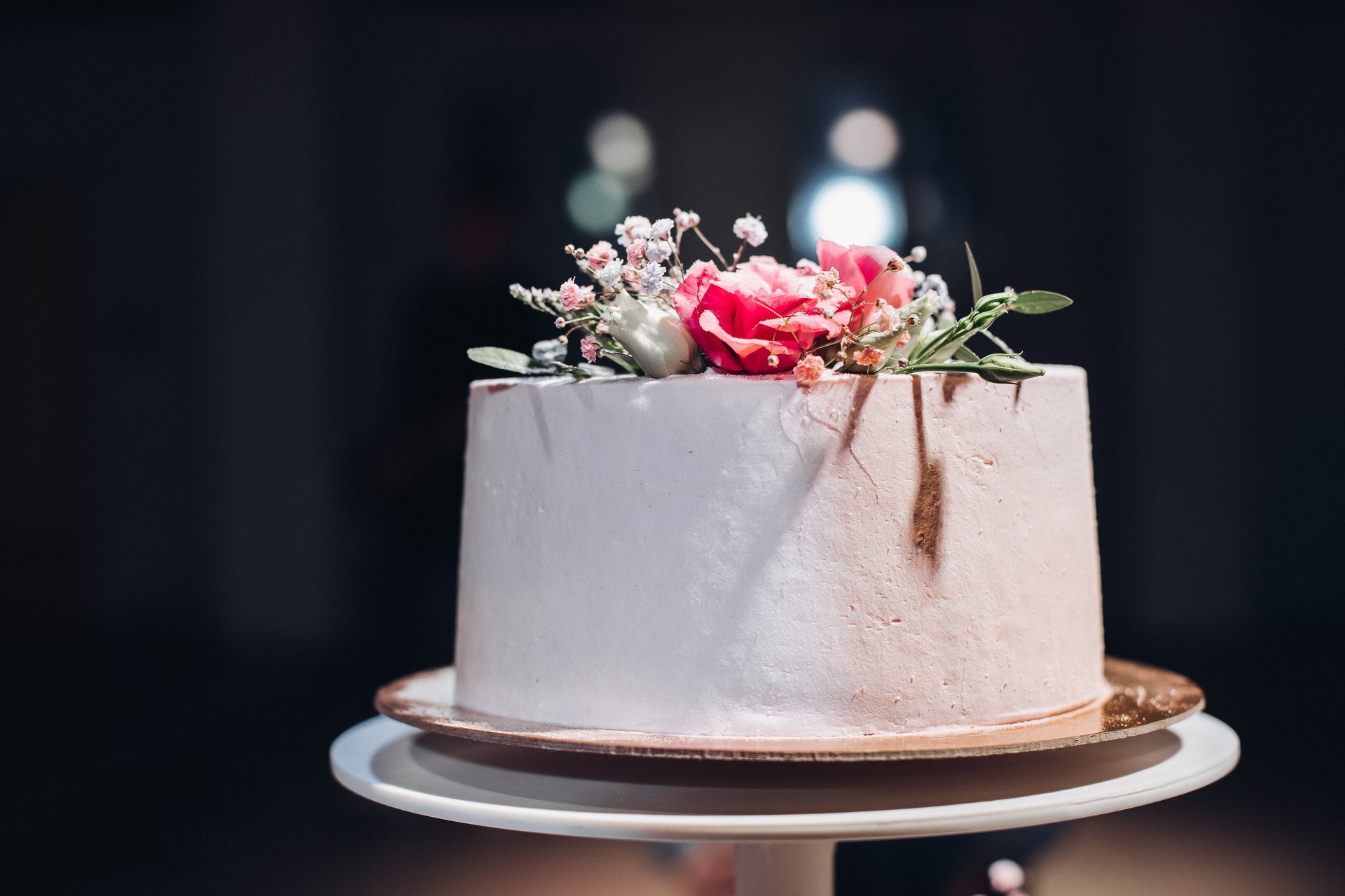 Husbands also makes the Karva Chauth a special day by gifting them a personalized cakes.