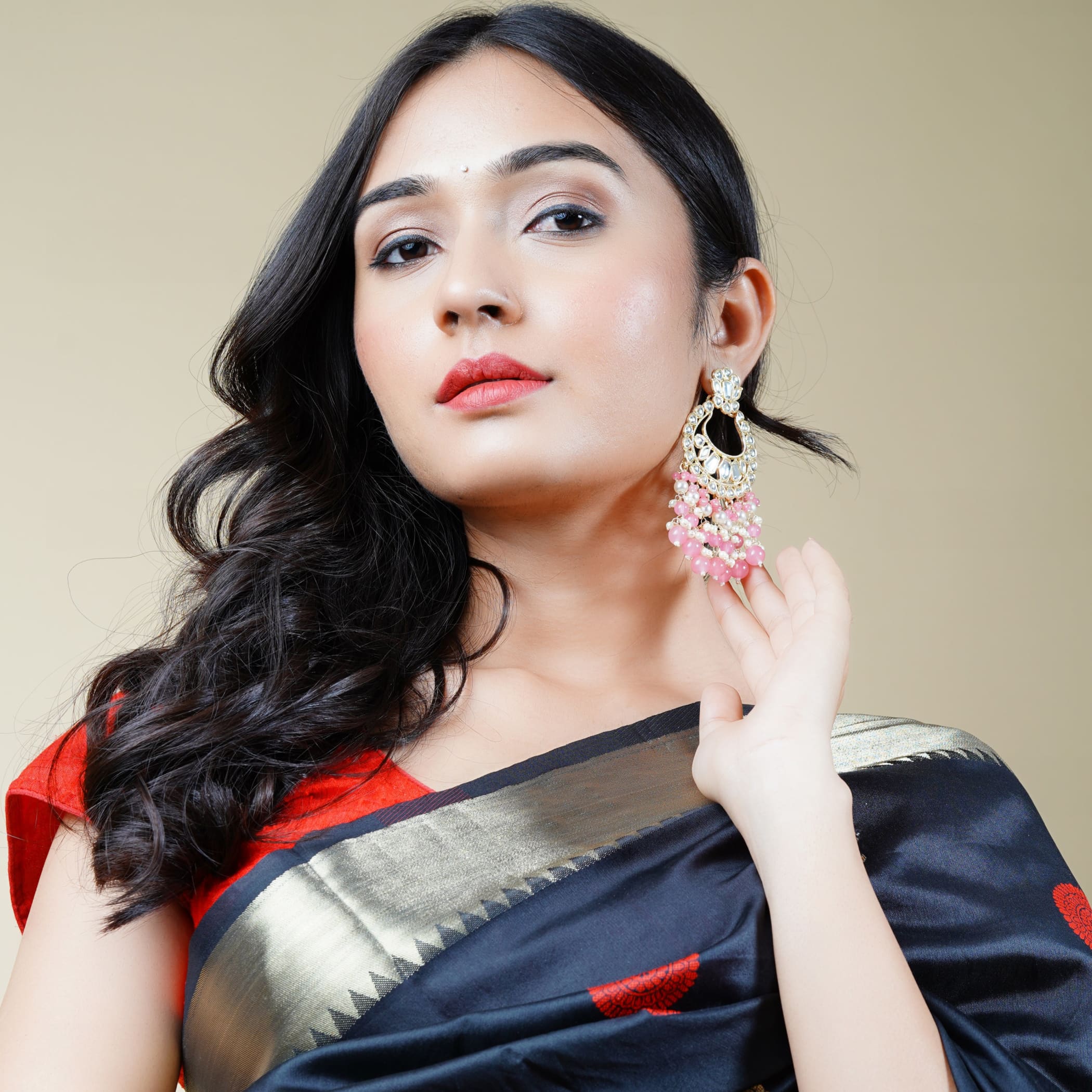 Which type of earrings go with this saree? - Quora