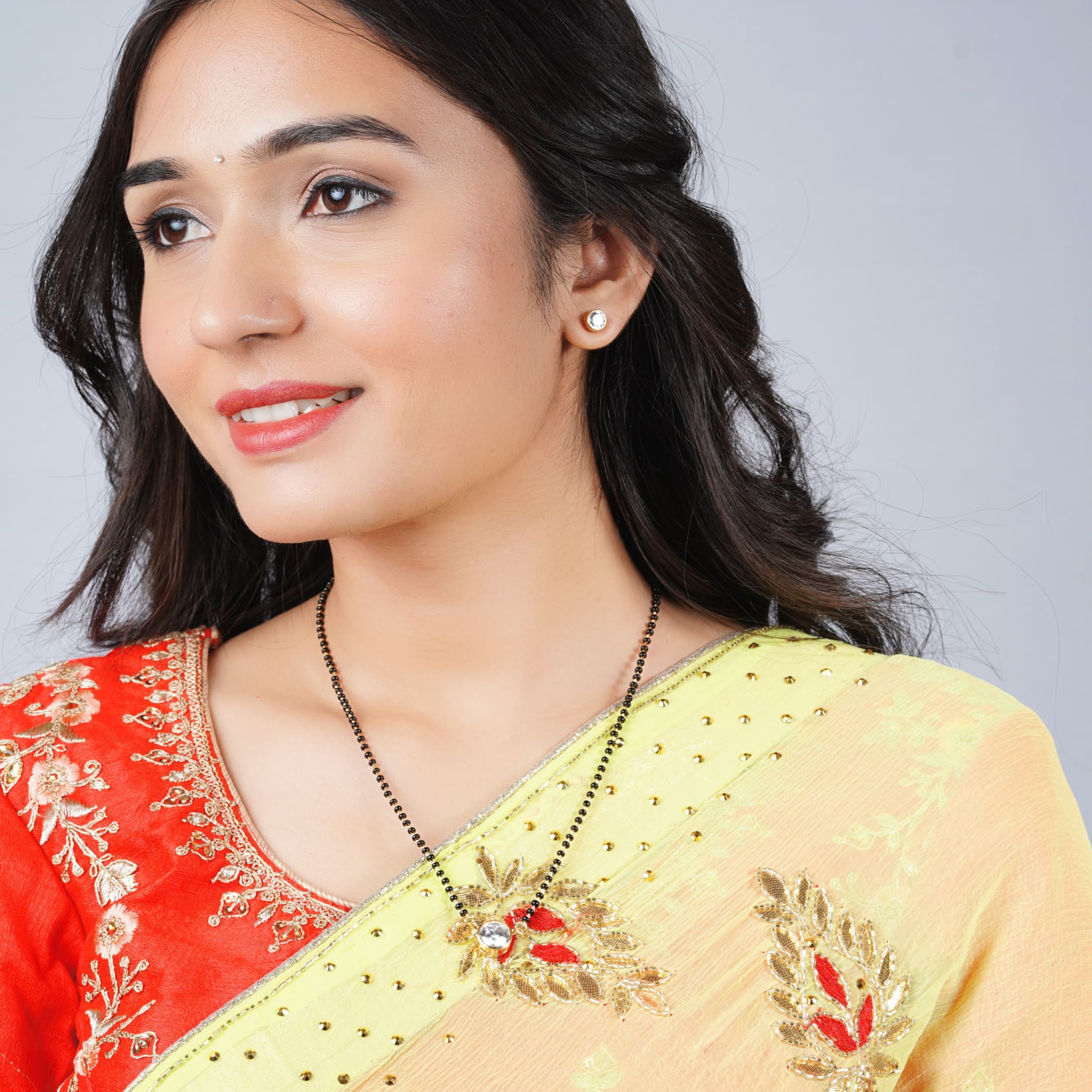 close-up photo of a Mangalsutra or necklace to worn by a married hindu  women, with traditional saree or paithani with huldi kumkum and mogra  flowers o Stock Photo - Alamy