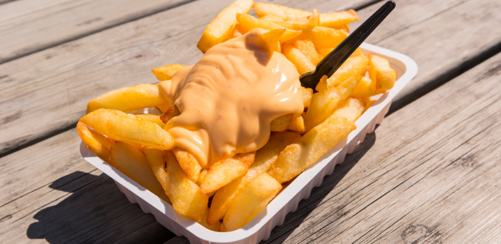 Friet in plastic bakje