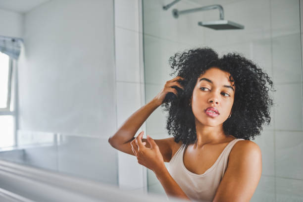 femme cheveux bouclés