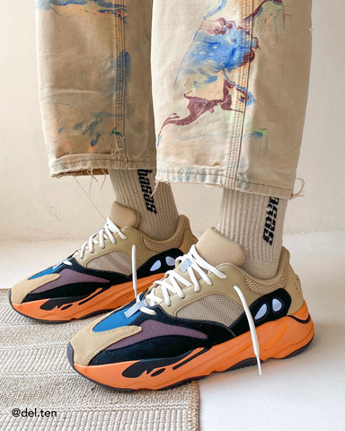 @ del.ten het dragen van de Yeezy Boost 700 