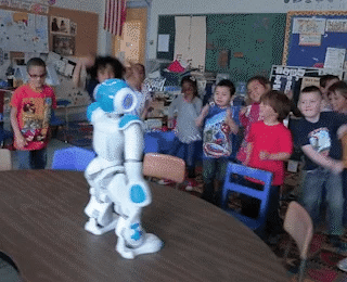 Robô de Brinquedo interativo, dança, interage e fala