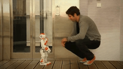 Brinquedo Robô interagindo com uma pessoa