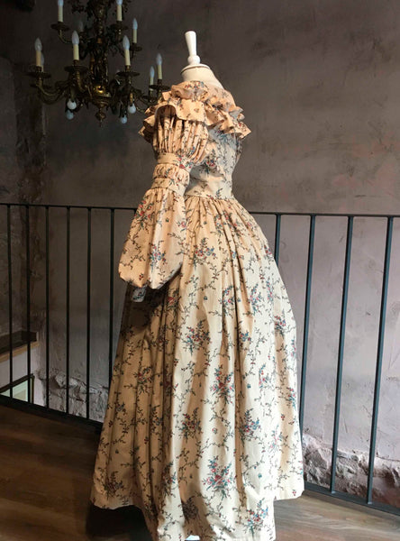 Eugénie, robe du début de l'époque victorienne en coton Chintz