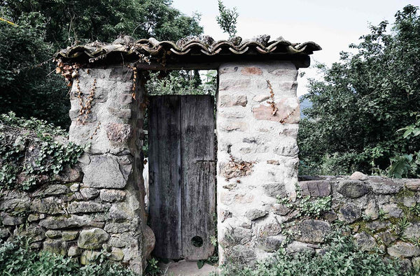 Atelier Serraspina, a secret garden door in La Pobleta de Bellveí (Catalonia)