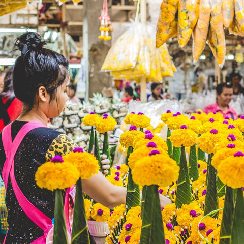 Flower Market to offer a Phuang Malai for Mother’s Day พวงมาลัยวันแม่ – In Bangkok - Macrame by Nicha - Marigold Phuang Malai