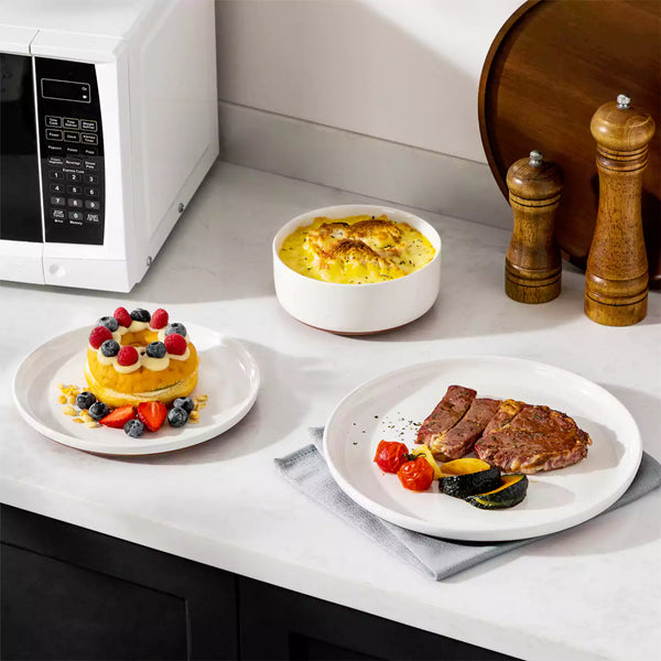 18 Piece White Stoneware Dinnerware Set, Perfect For Serving Fresh, Well-Prepped Meals With Timeless Elegance.