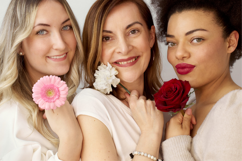 Photo de groupe mannequin Imra'a avec fleurs - Imra'a maquillage naturel qui respecte et sublime votre peau