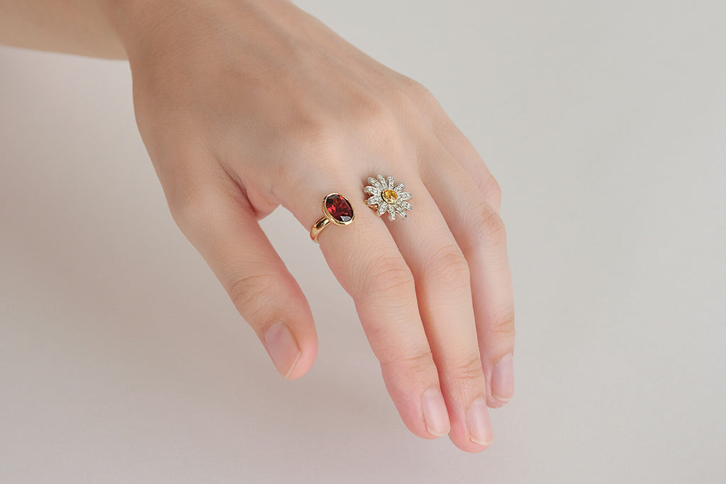 SHINDO HARUKA Order & reform Jewelry | Daisy pave ring 誕生石のガーネットとデイジーをモチーフにしたダイヤモンドのパヴェが美しいオープンリングの着用画像