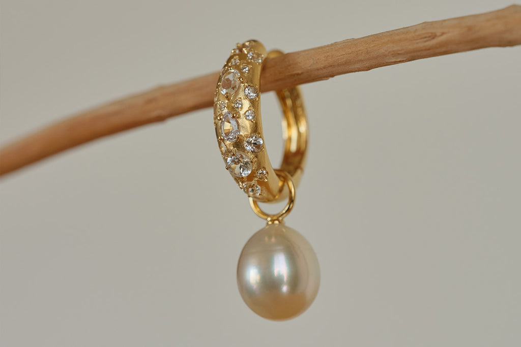 SHINDO HARUKA ゴールドに白石を散りばめたフープピアス。南洋白蝶真珠は着脱できます。