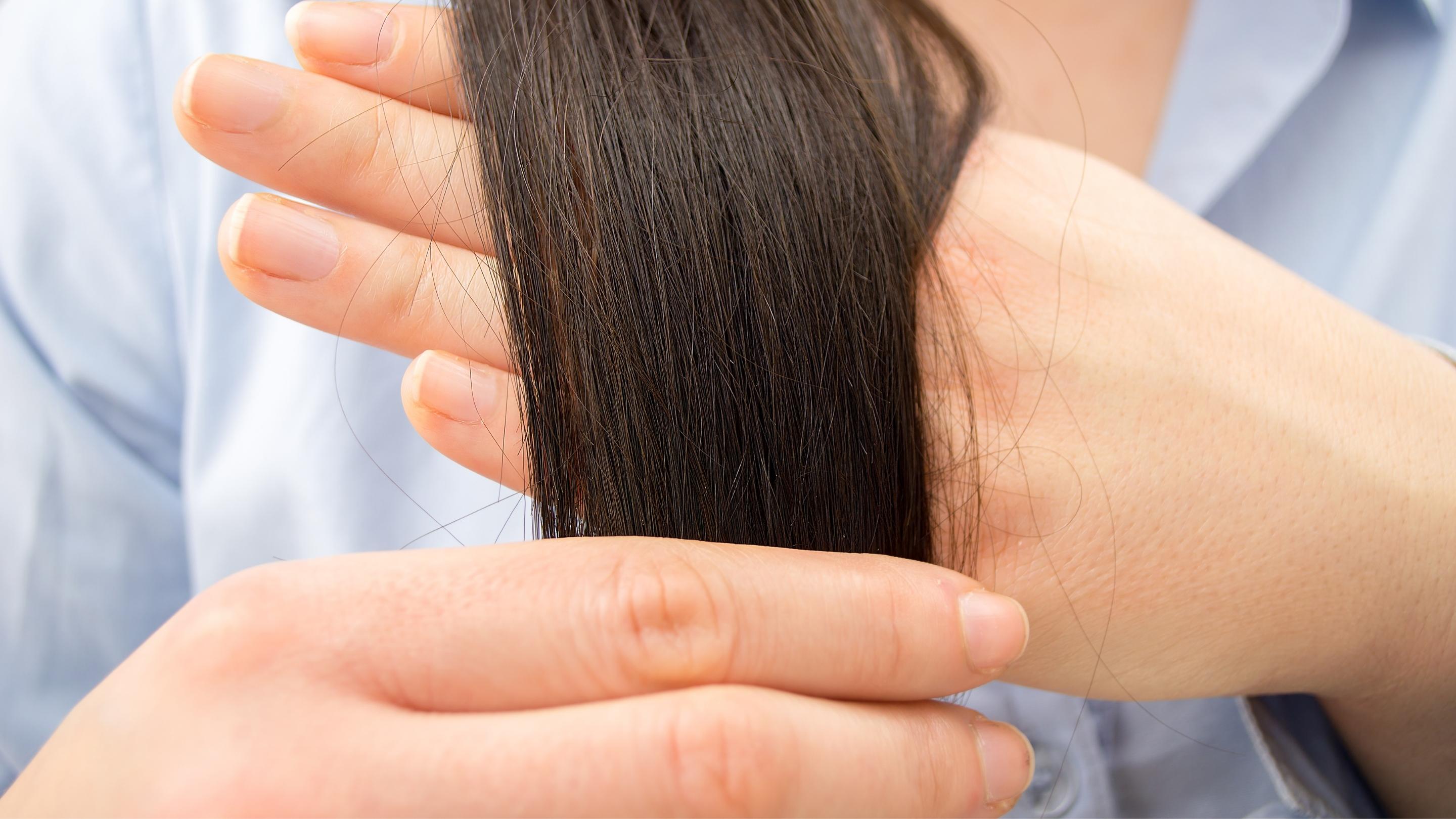 revisando el cabello