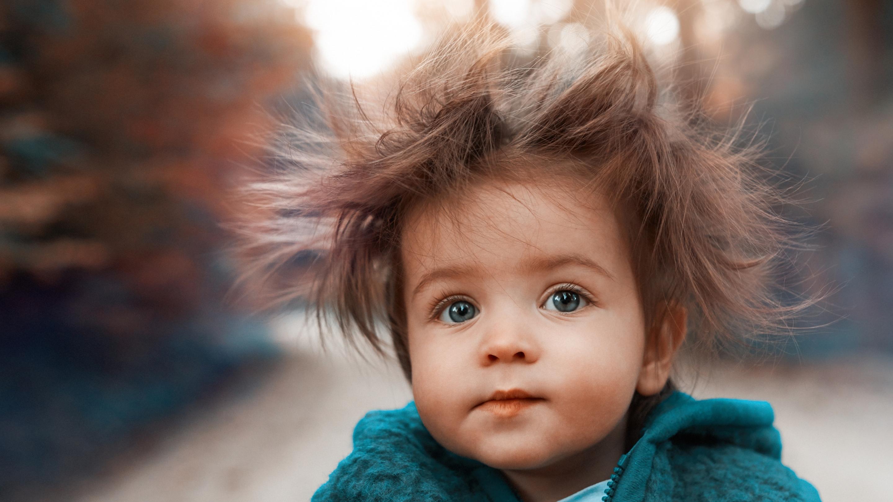Niño con cabello estático