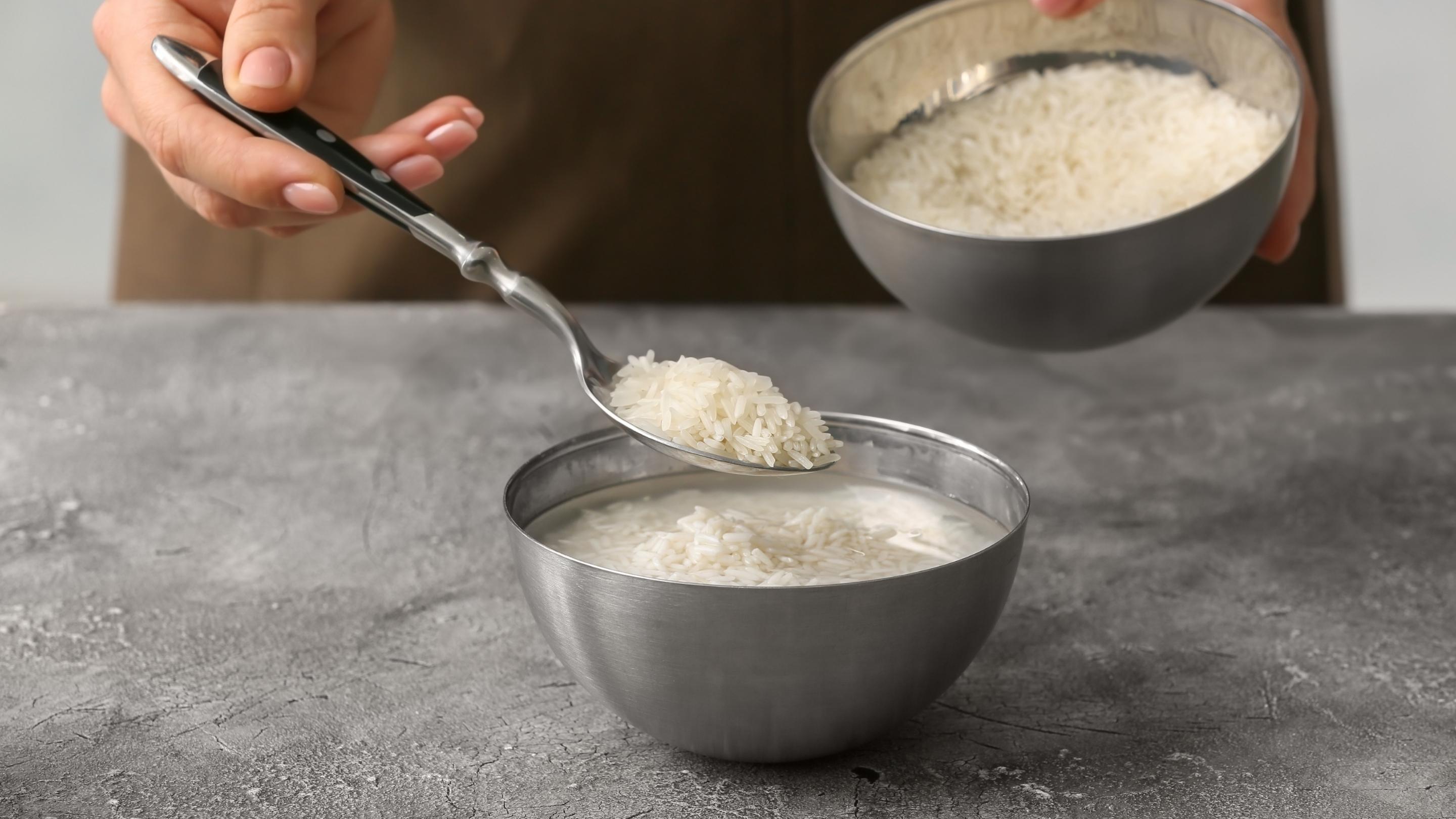 preparación de agua de arroz