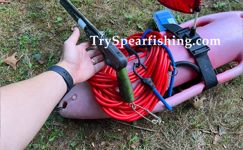 Attaching your speargun to your dive foat using the float line and a tuna clip