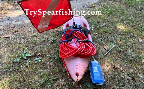 Using a bungee cord to hold float line to a dive flag and float while spearfishing