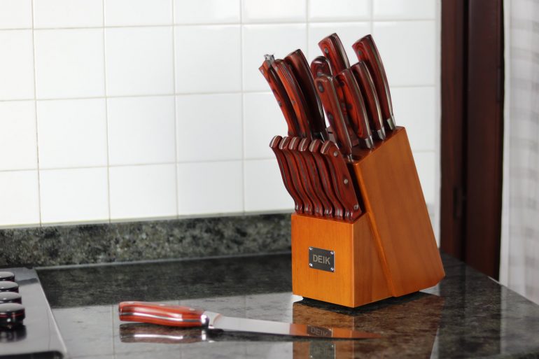 DEIK Knife Block —— A Complete Set of Knives Including 6 Steak Knives