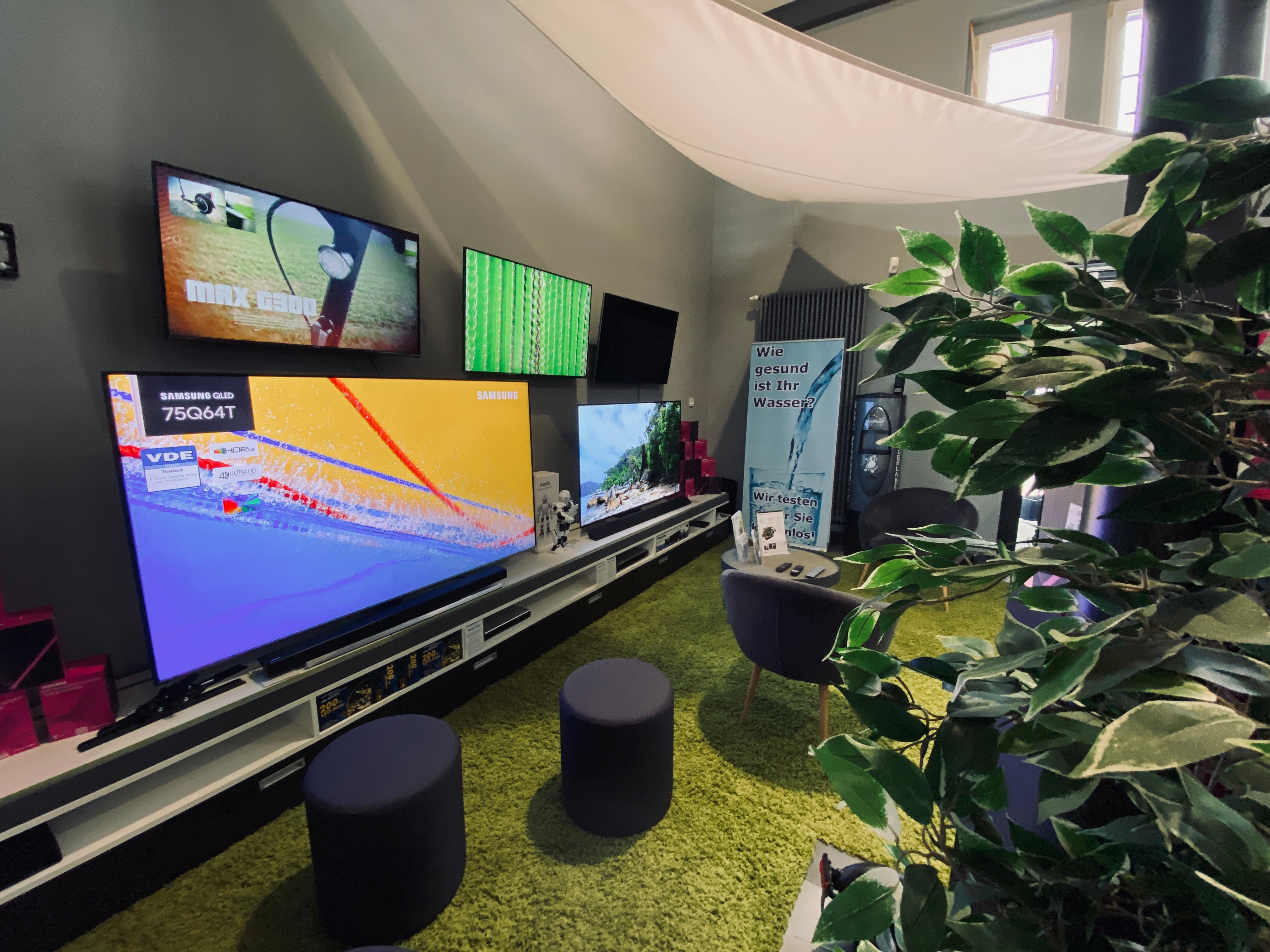 Videowall mit einer Auswahl an Fernsehern im Talk-Point Shop in Eilenburg