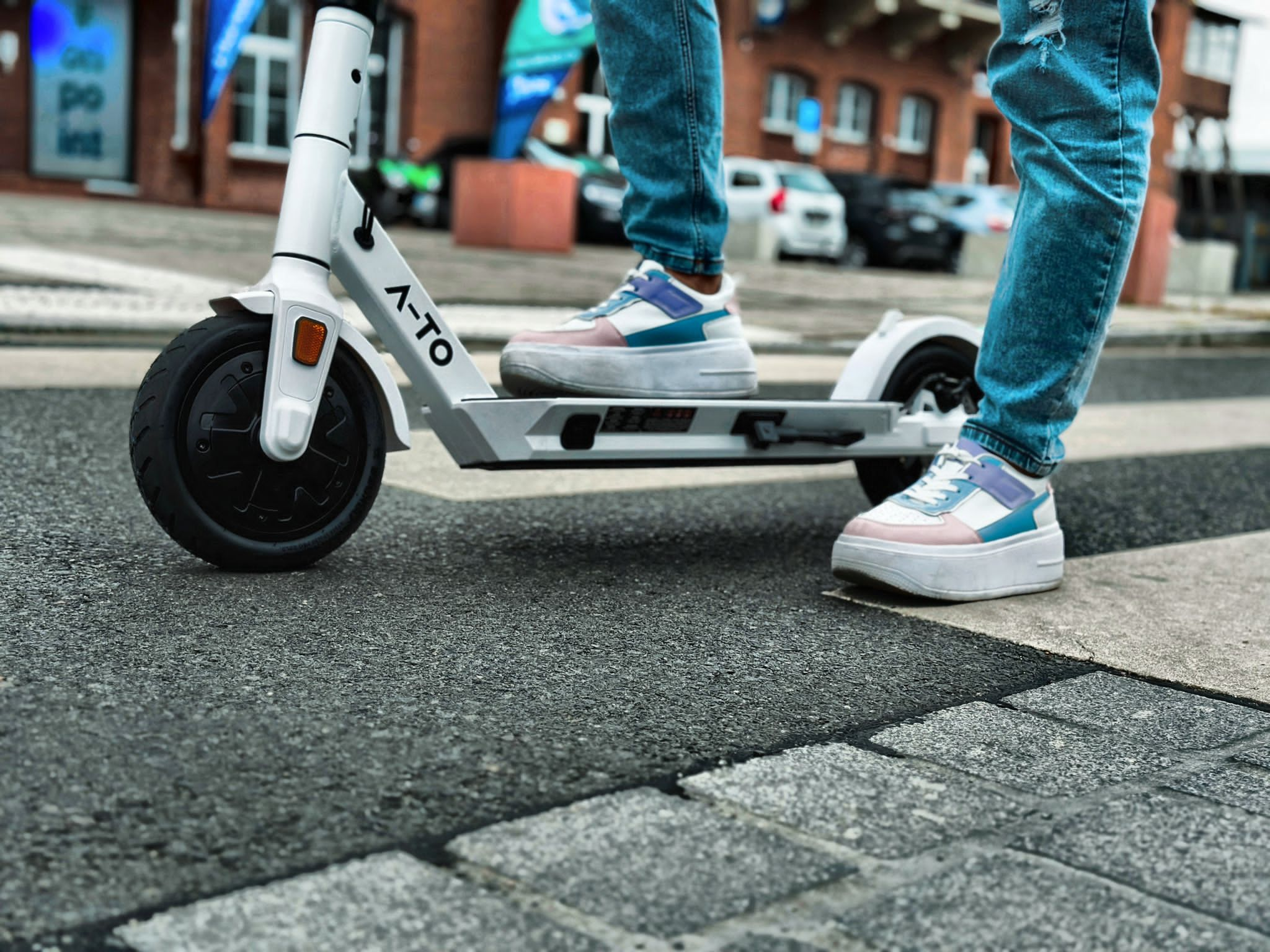 A-TO Ultron AIR E-Scooter mit 8,5-Zoll-Luftreifen, elektrischer Motorbremse und Scheibenbremse