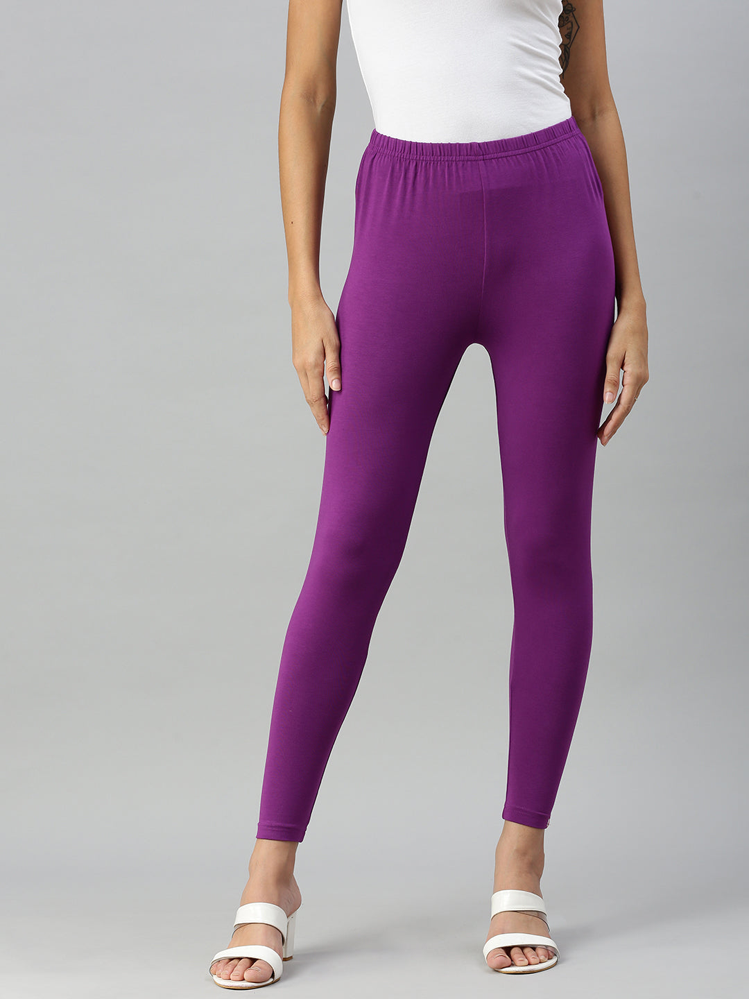 Nothing seems more comfortable than a pair of Prisma's #leggings and a  T-shirt. Wear it at home or even to meet… | Stylish leggings, Online  shopping stores, Clothes