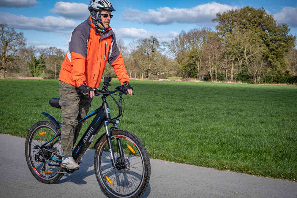 Ein Mann auf einem Motorrad auf der Straße