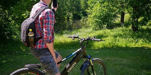 Ein Mann, der in freier Wildbahn ein Elektrofahrrad fährt