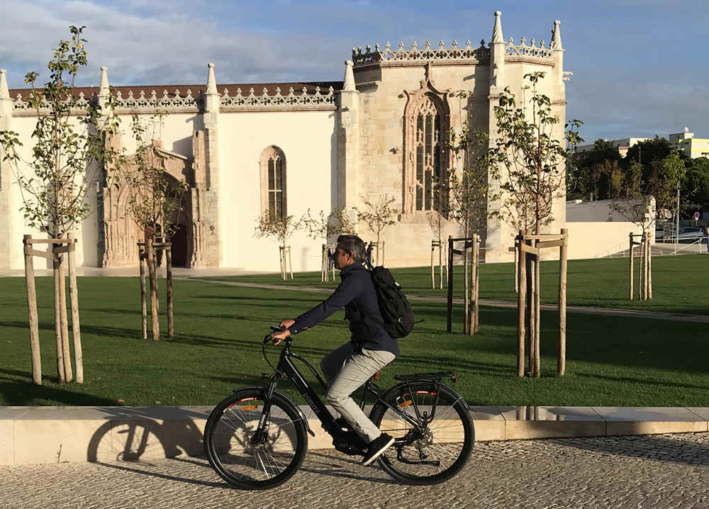 Ein Mann, der mit dem Fahrrad unterwegs ist