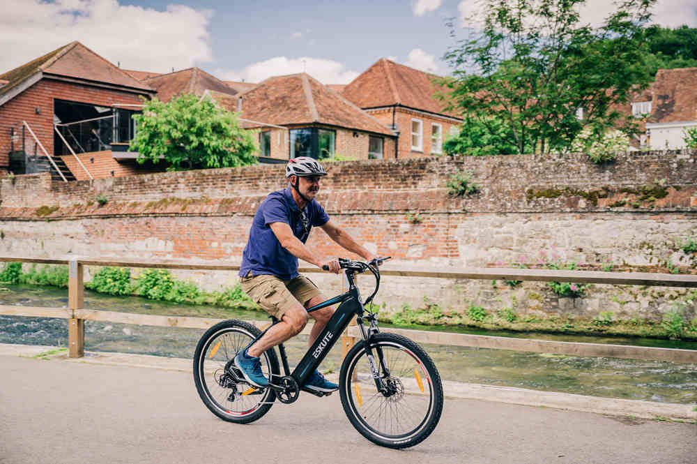 Ein Mann fährt ein E Bike mit der richtigen Handgelenksposition