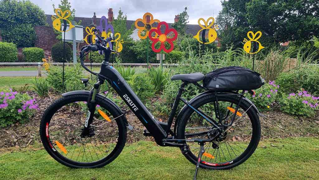 Ein im Park geparktes Elektrofahrrad