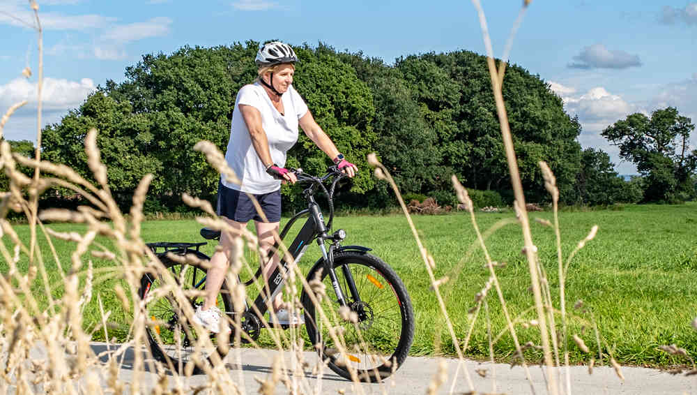 Eine Frau auf einem Motorrad auf der Landstraße