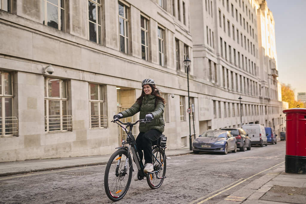 Eine Frau fährt ein E-Bike mit Tretunterstützung