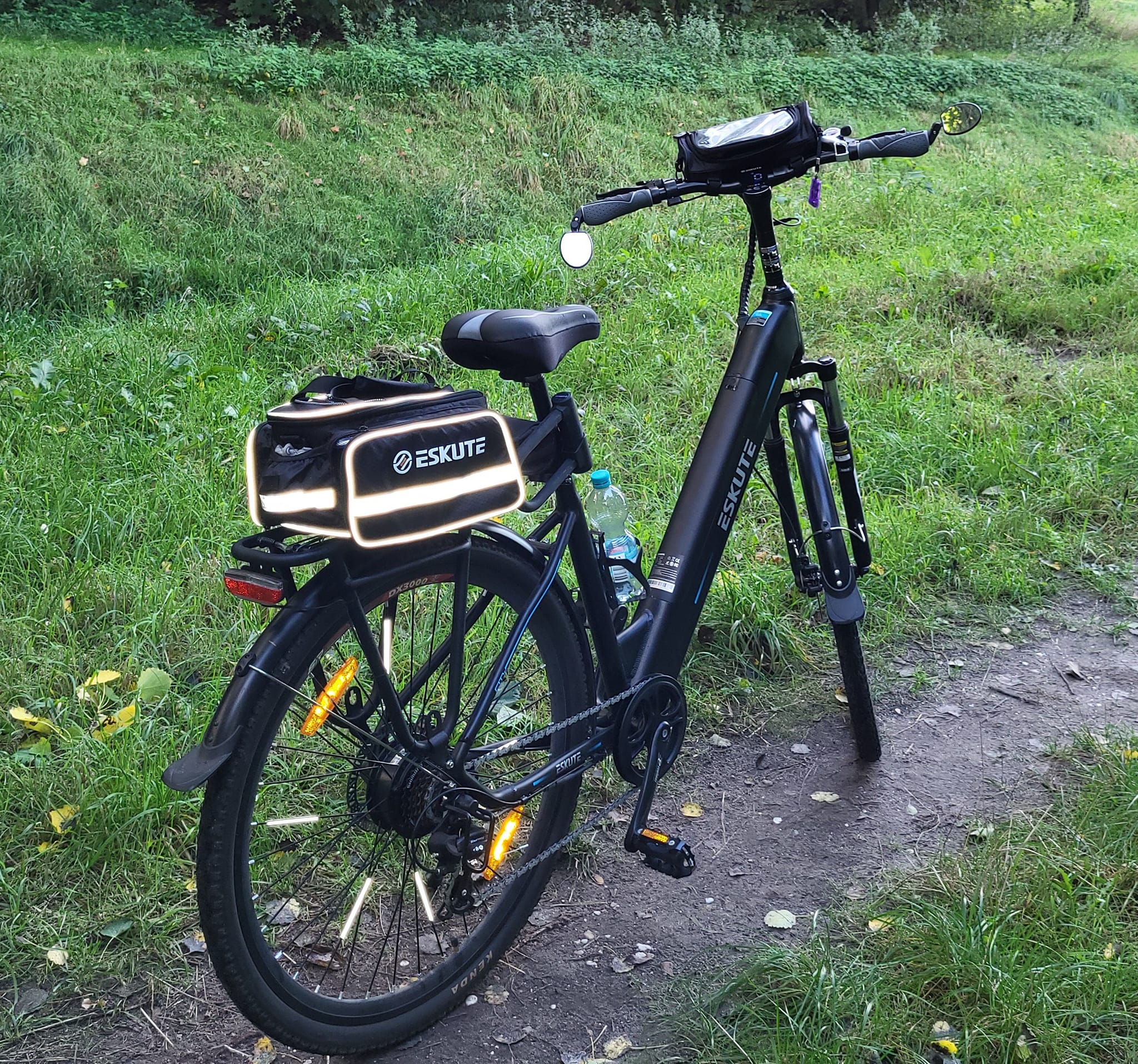 Eskute Polluno Citybike mit Taschen und Rückspiegel