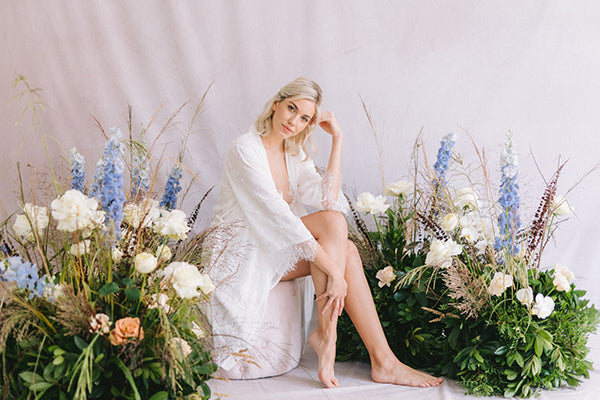 sessão fotografica com robe de renda e flores