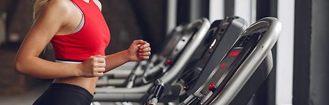 Sagoma femminile che fa allenamento sul tapis roulant