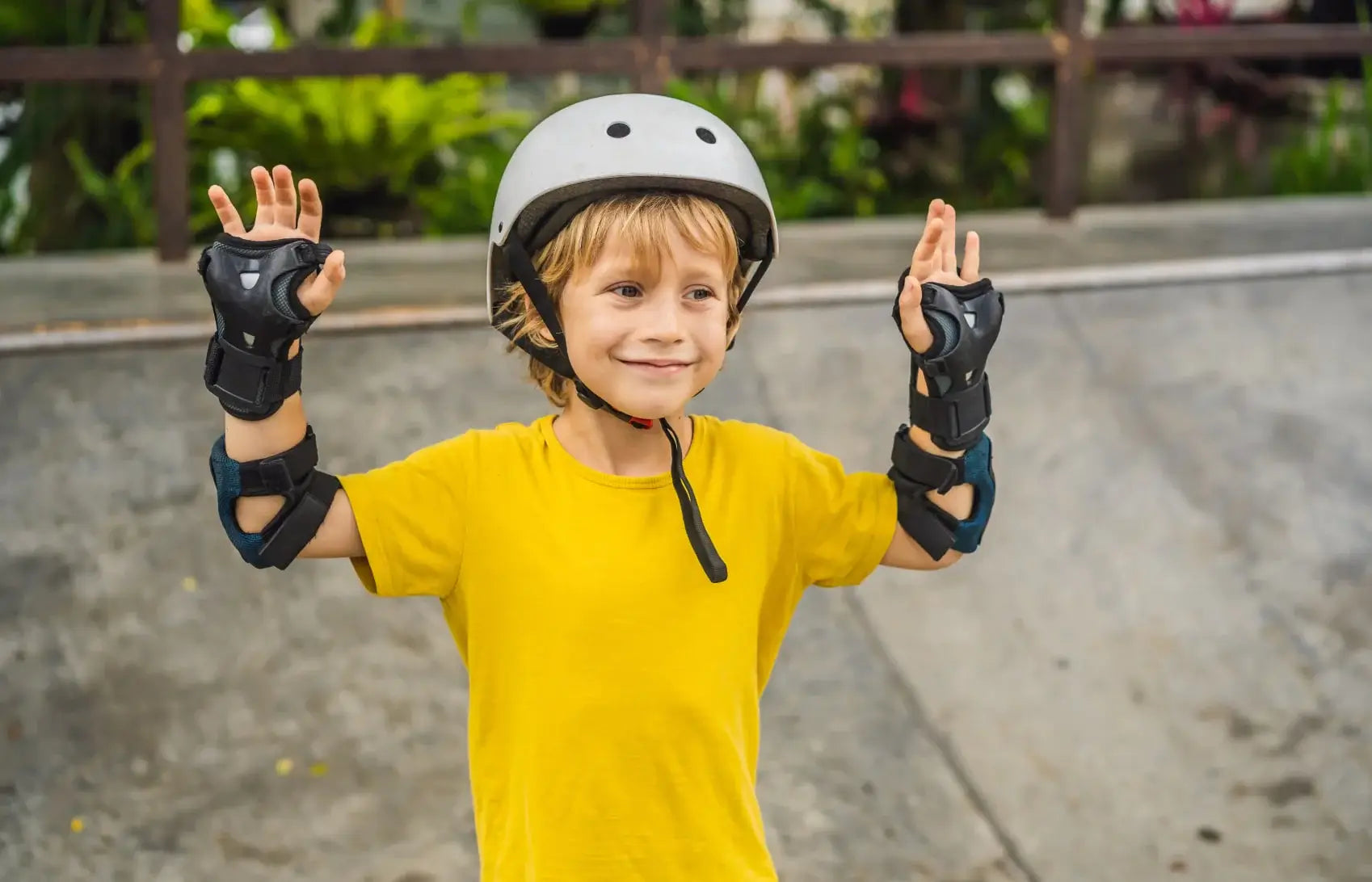 athleticboyhelmetkneepadslearnsskateboardwithskateparkchildreneducationsports-2min-1688577438026 (1).webp__PID:64583b1c-726f-40d4-aaca-e3c400223c97