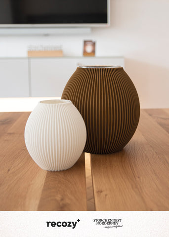 Two poke vases in the apartment in the stork's nest on Norderney.