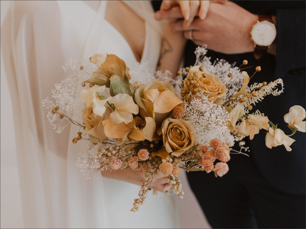 Neutral wedding bouquet | Fine Art Inspired Micro Wedding