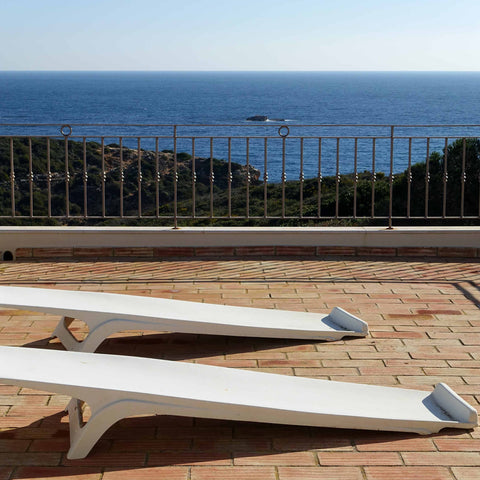 perfect plastic sunloungers