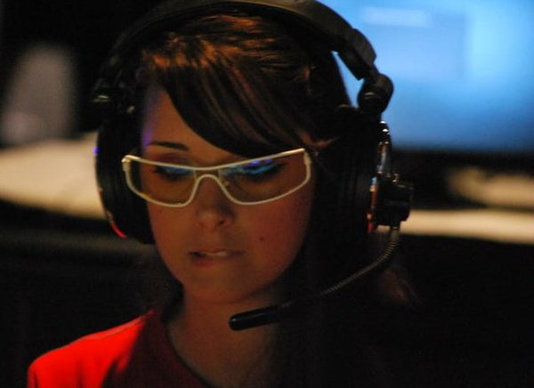 girl wearing gunnar gaming glasses