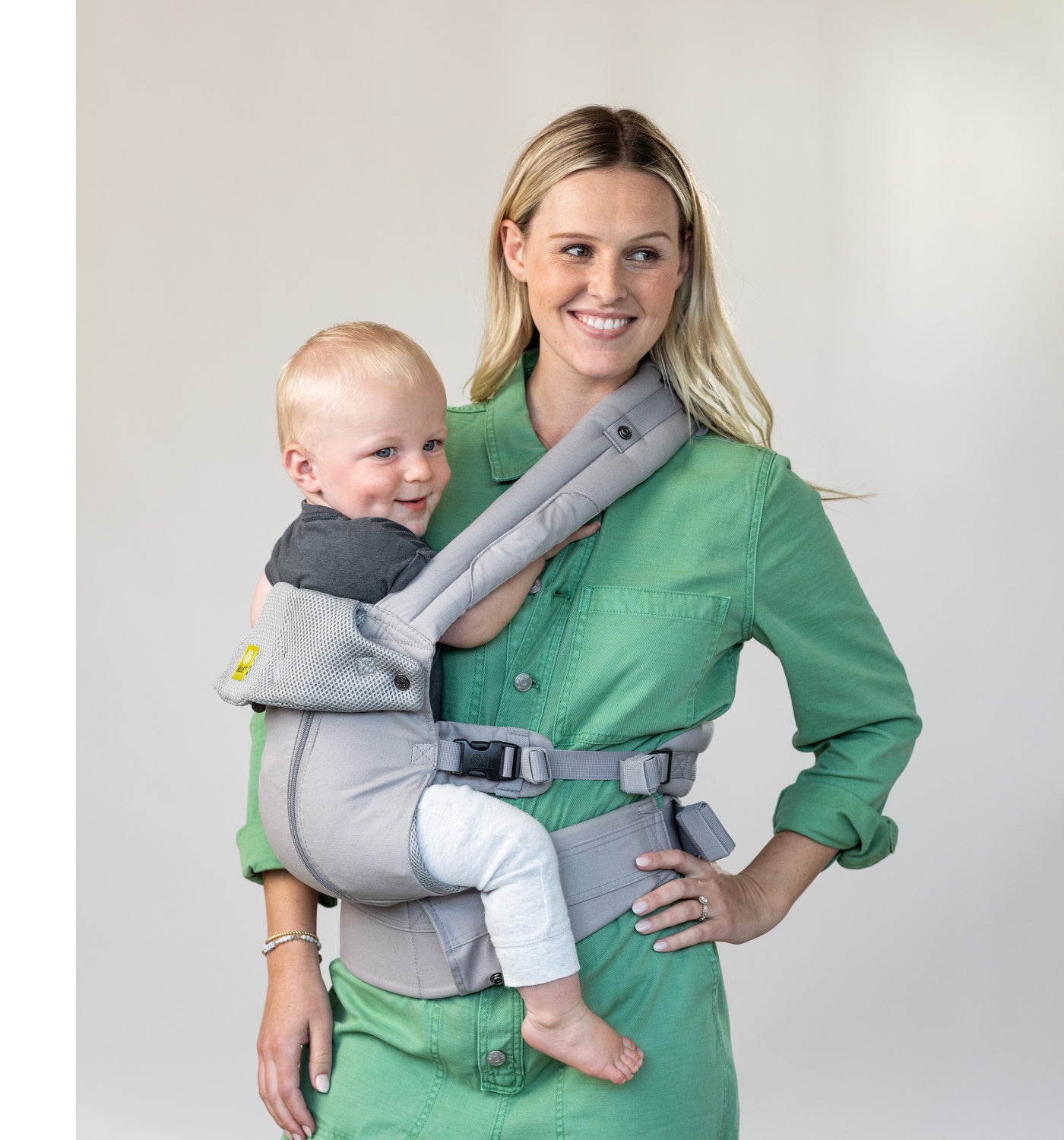 Mum and baby in the LILLEbaby carrier, hip carry position. The Babywearing Series. Belly Beyond.