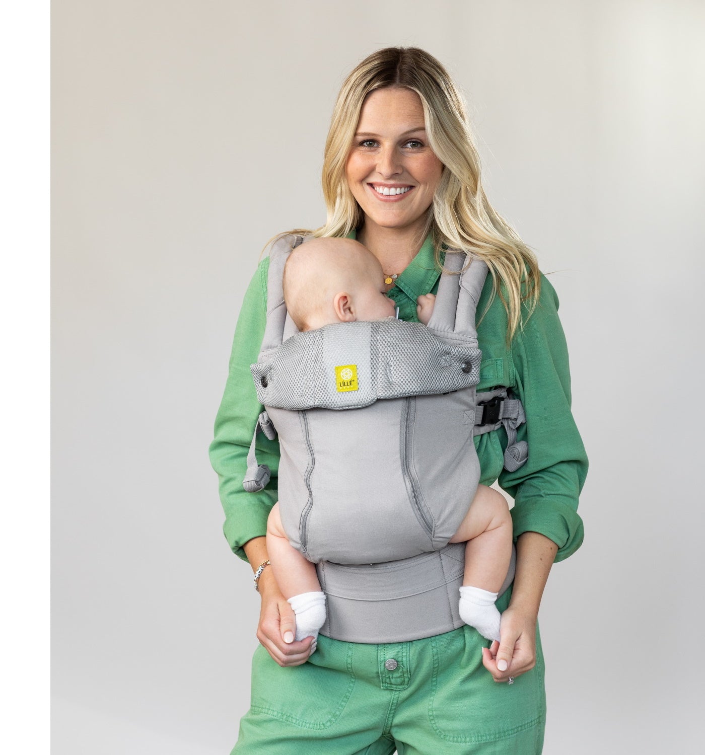 Mum and baby in the LILLEbaby carrier, front inward-facing position. The Babywearing Series. Belly Beyond.