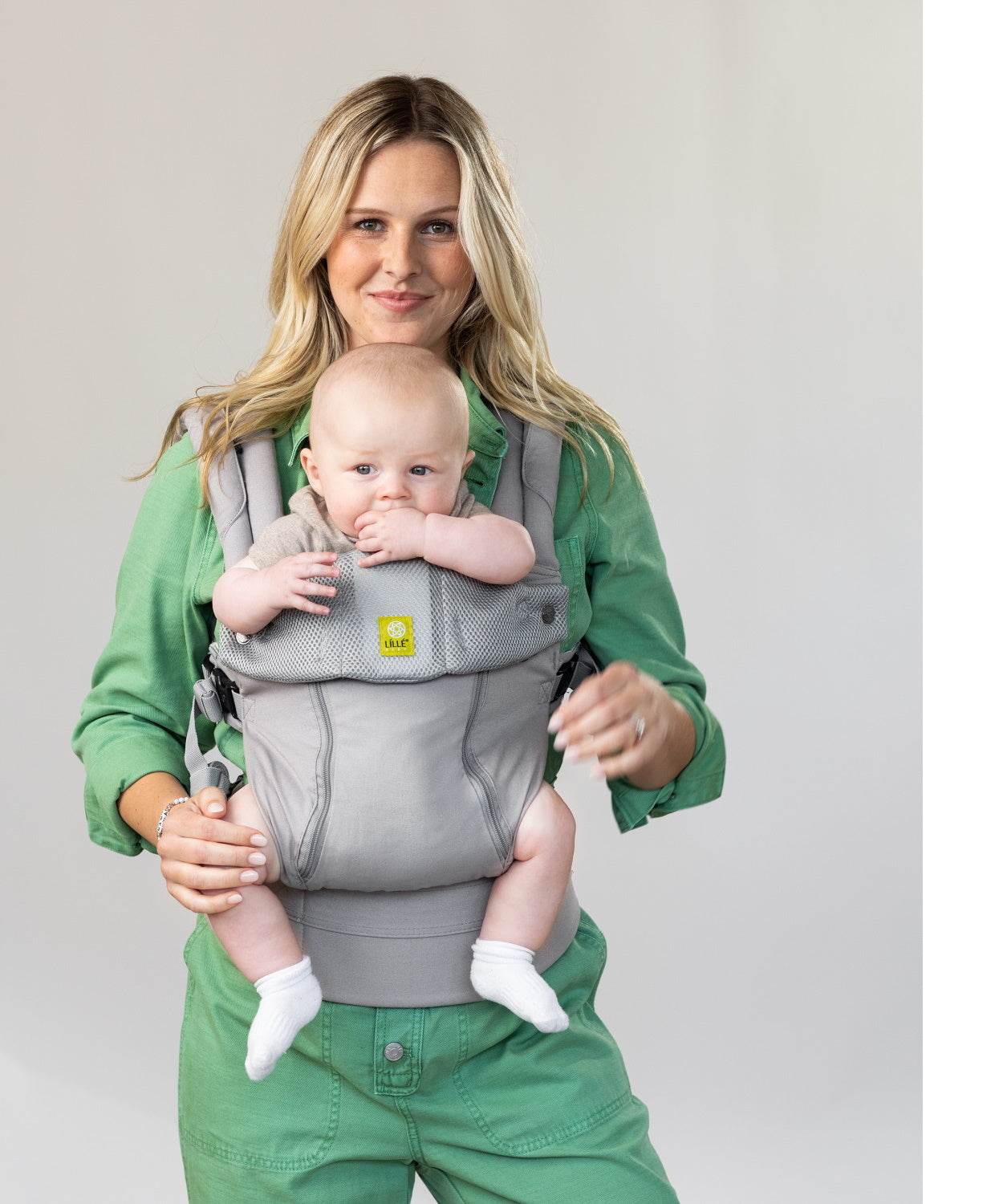 Mum and baby in the LILLEbaby carrier, front outward-facing position. The Babywearing Series. Belly Beyond.