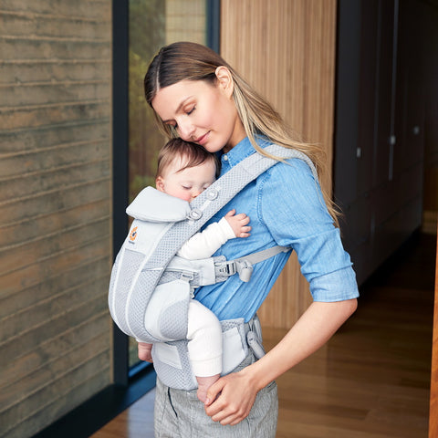 Rounded back support for baby's back with the Omni Breeze.