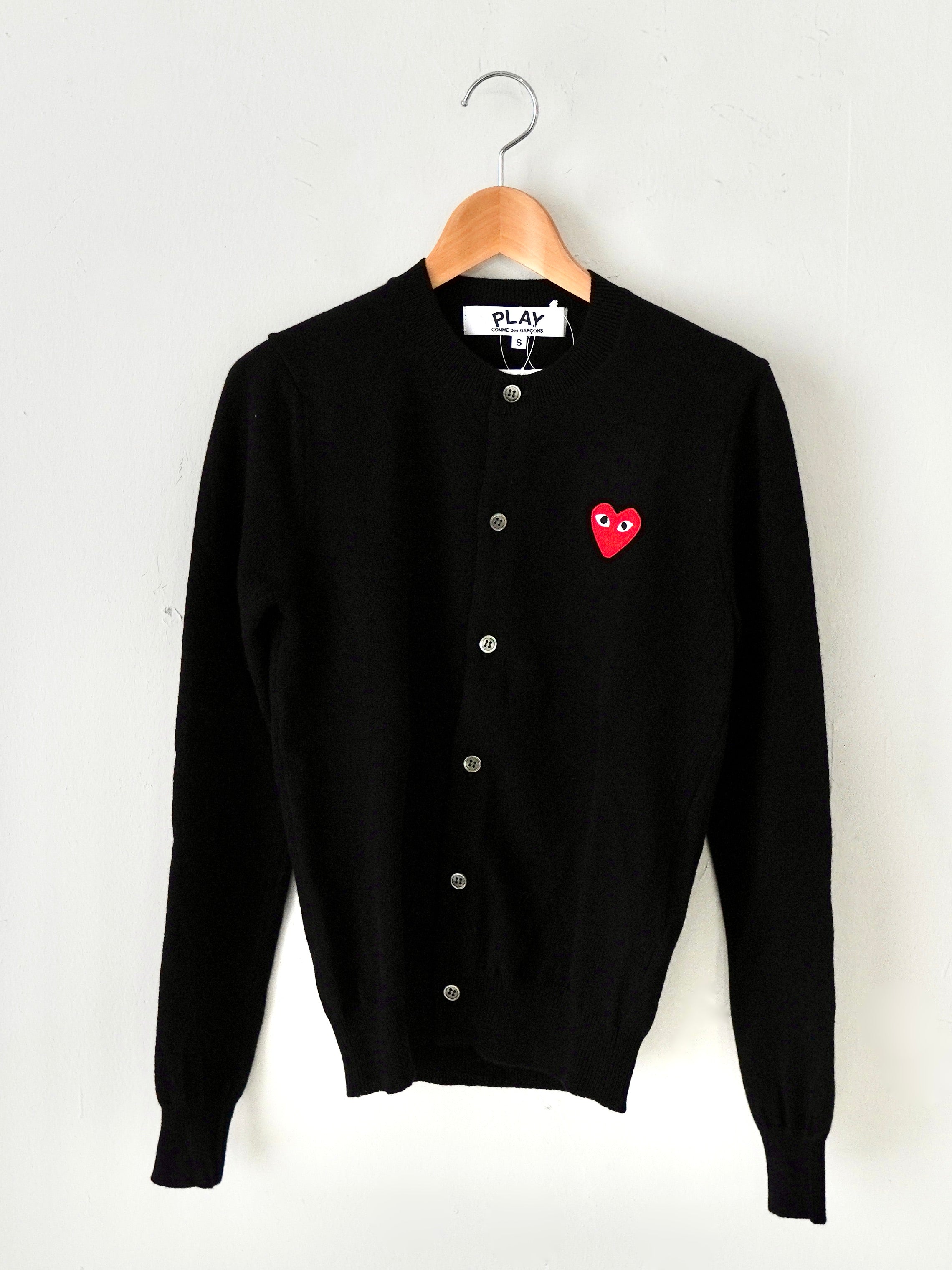 PLAY COMME des GARCONS クルーネックカーディガン [AZ-N007-051] – CREER