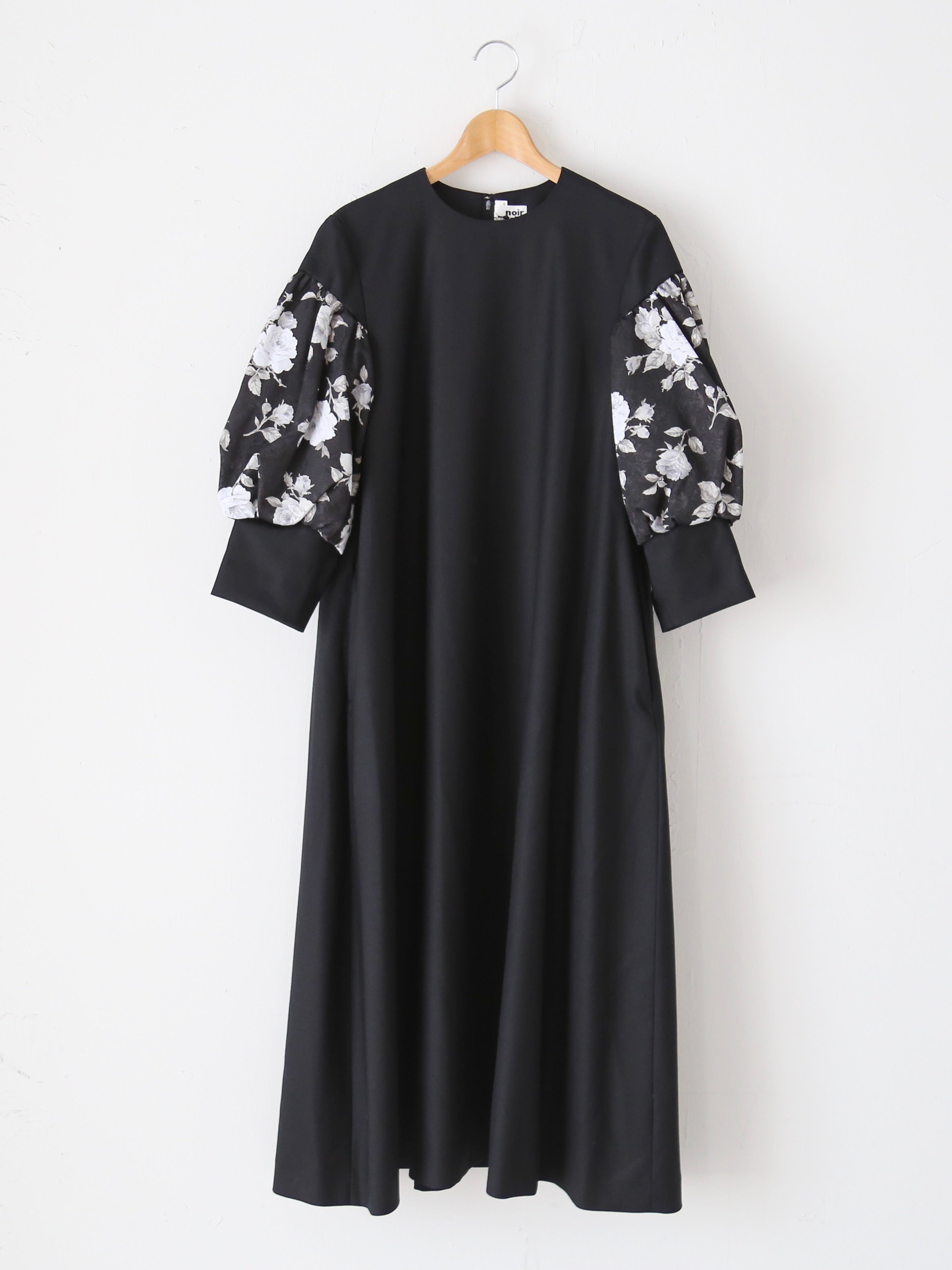 完成品 【お値下げ不可】noir kei ninomiya 花柄サテンワンピース