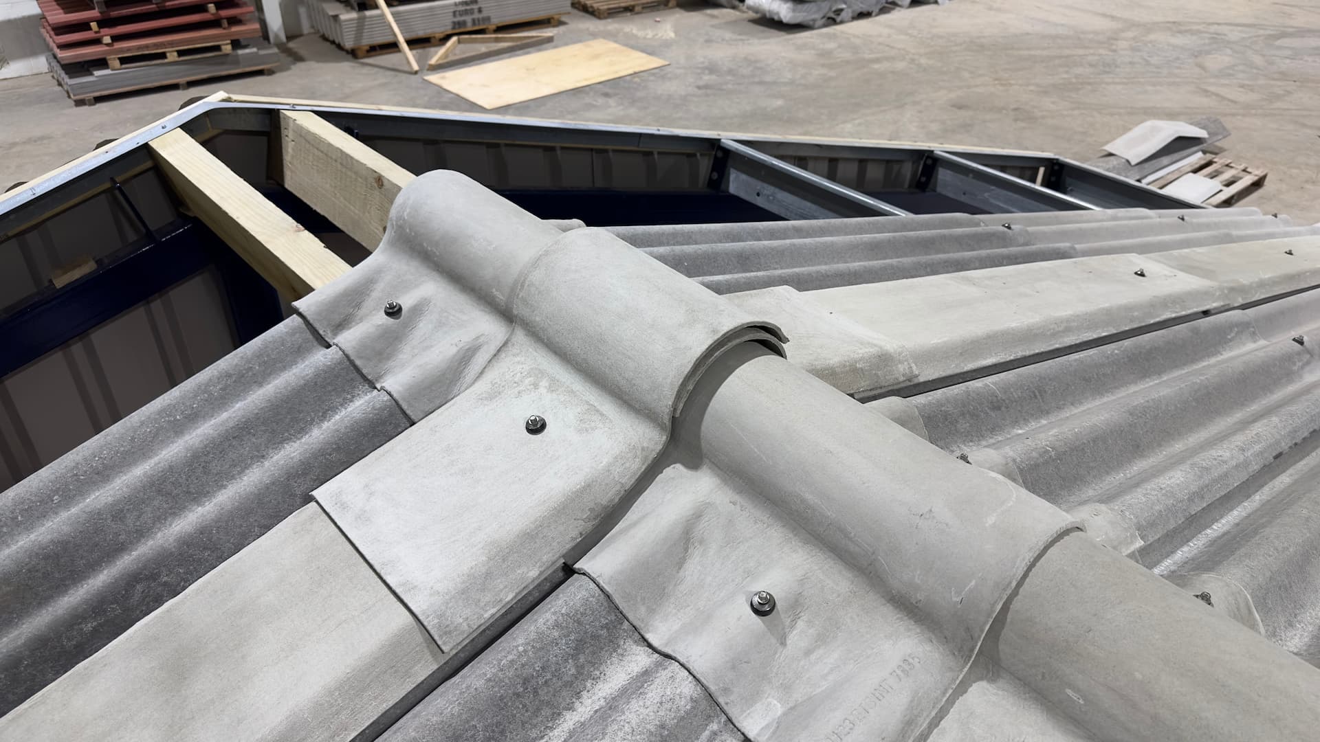 Two-piece adjustable movement joint ridge in fibre cement
